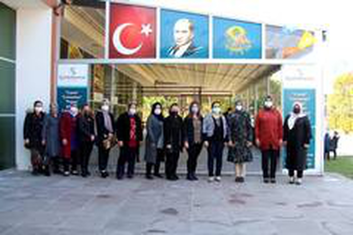 AK Parti\'li kadınların yeni başkanı Zeybek
