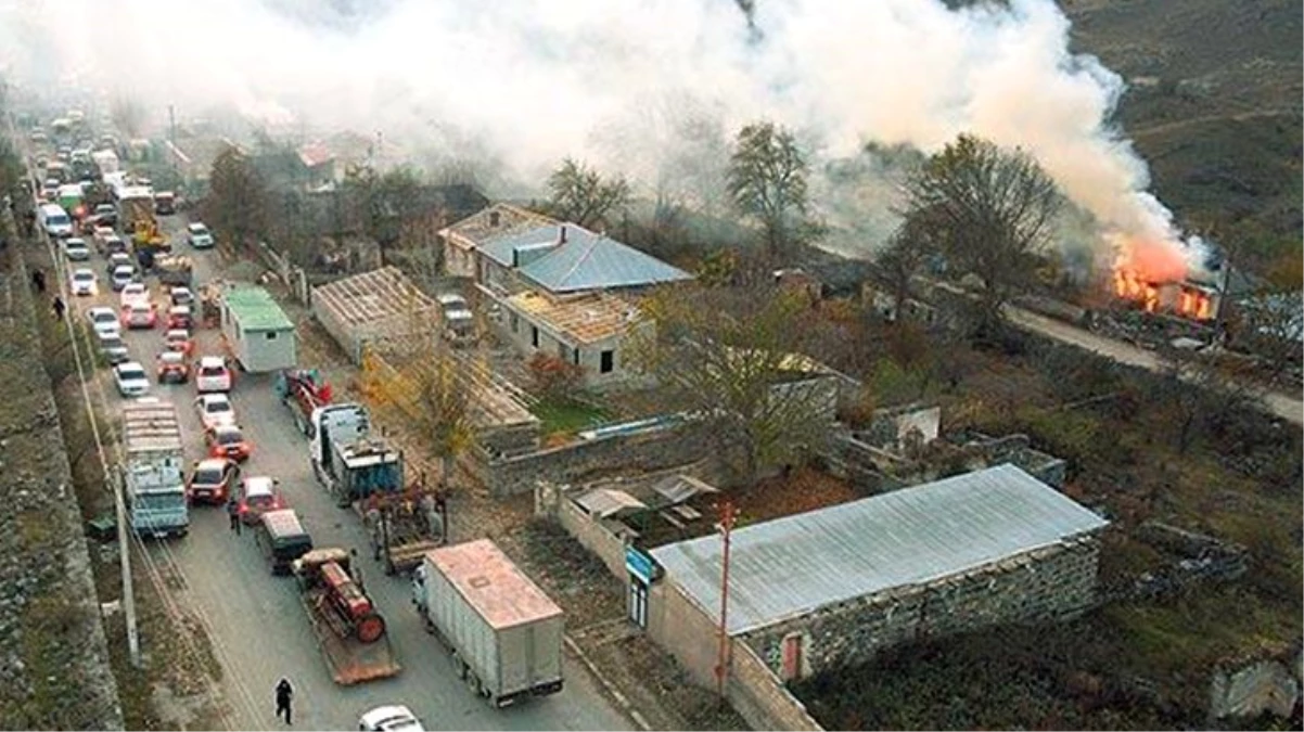 Dağlık Karabağ\'dan dumanlar yükseliyor! Kenti boşaltmak için ek süre isteyen Ermeniler, yakıp yıkmaya devam ediyor