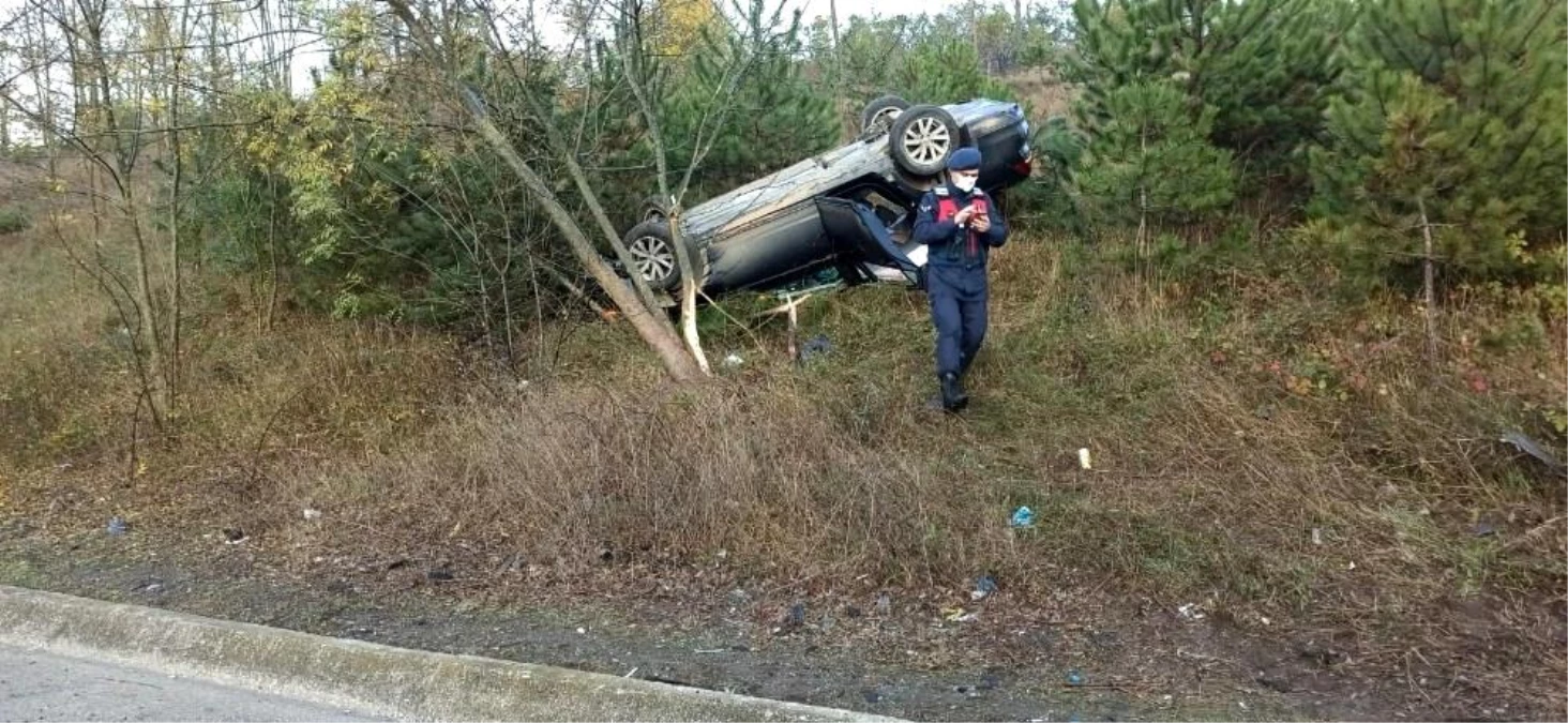 Düzce\'de yoldan çıkan otomobil takla attı: 3 yaralı