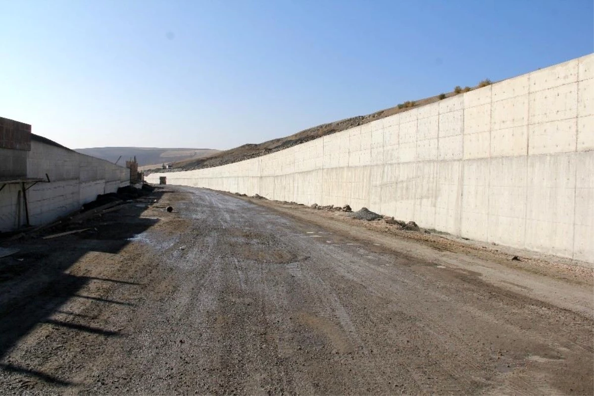 Heyelan nedeniyle kapanan yol trafiğe açılıyor