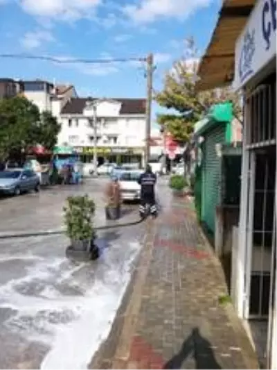 İzmit Belediyesi, mahalle ve sokakları dezenfekte ediyor İzmit Belediyesi, mahalle ve sokakları dezenfekte ediyor