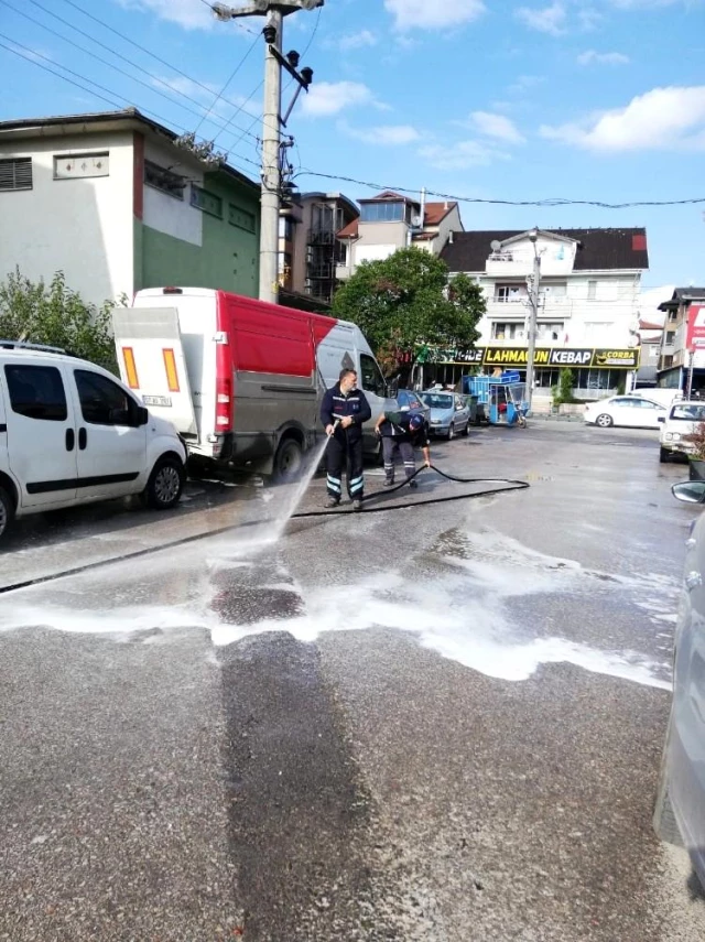 İzmit Belediyesi, mahalle ve sokakları dezenfekte ediyor