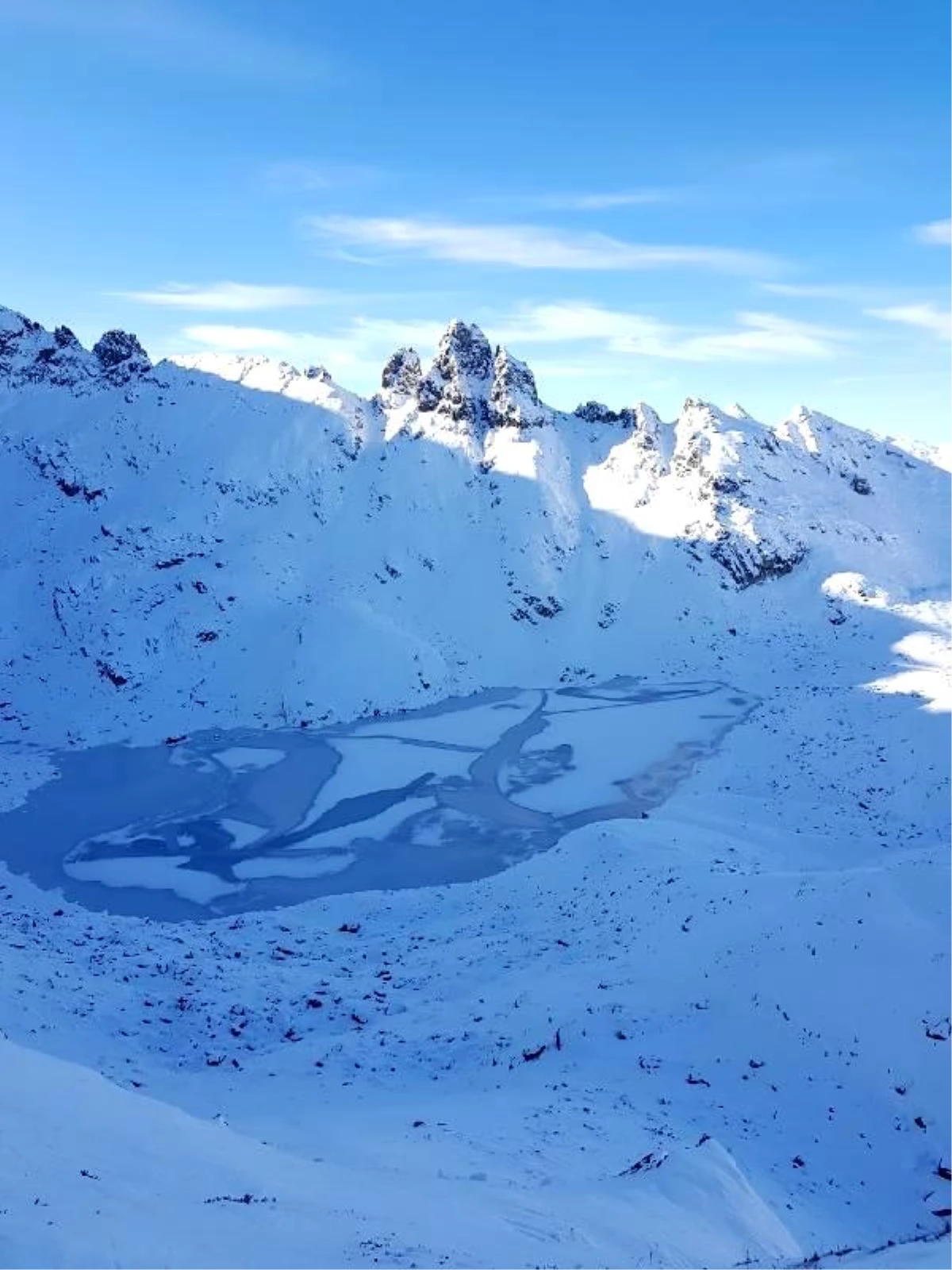 Karçal Dağı\'nda göller ve akarsular buz tuttu