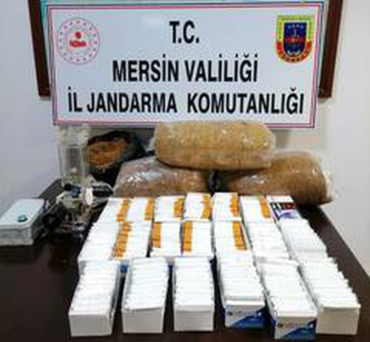 Mersin\'de gümrük kaçağı tütün ve makaron ele geçirildi