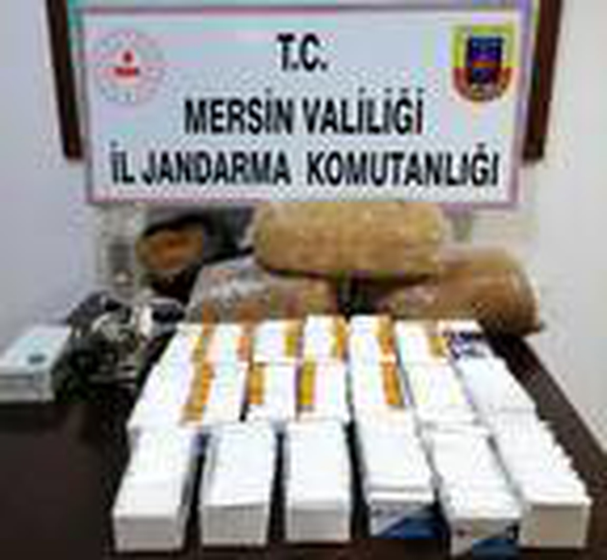 Mersin\'de kaçak tütün ve makaron operasyonu