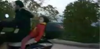 Motosiklet üzerinde tehlikeli yolculuk