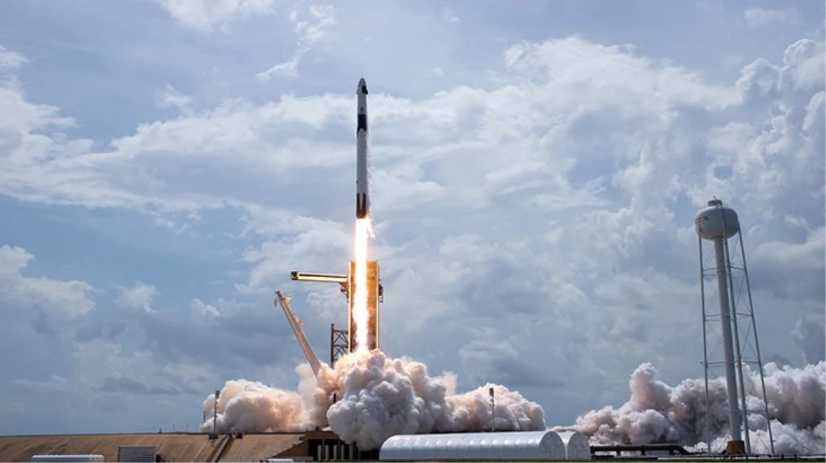 NASA, 4 astronotu taşıyan SpaceX\'e ait uzay aracını fırlattı