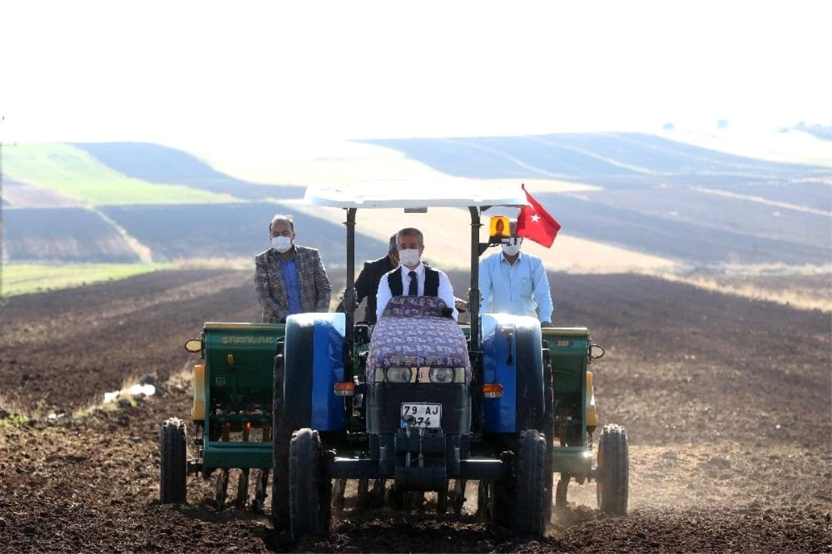 Önce tohum dağıttı sonra çiftçiyle birlikte dikti