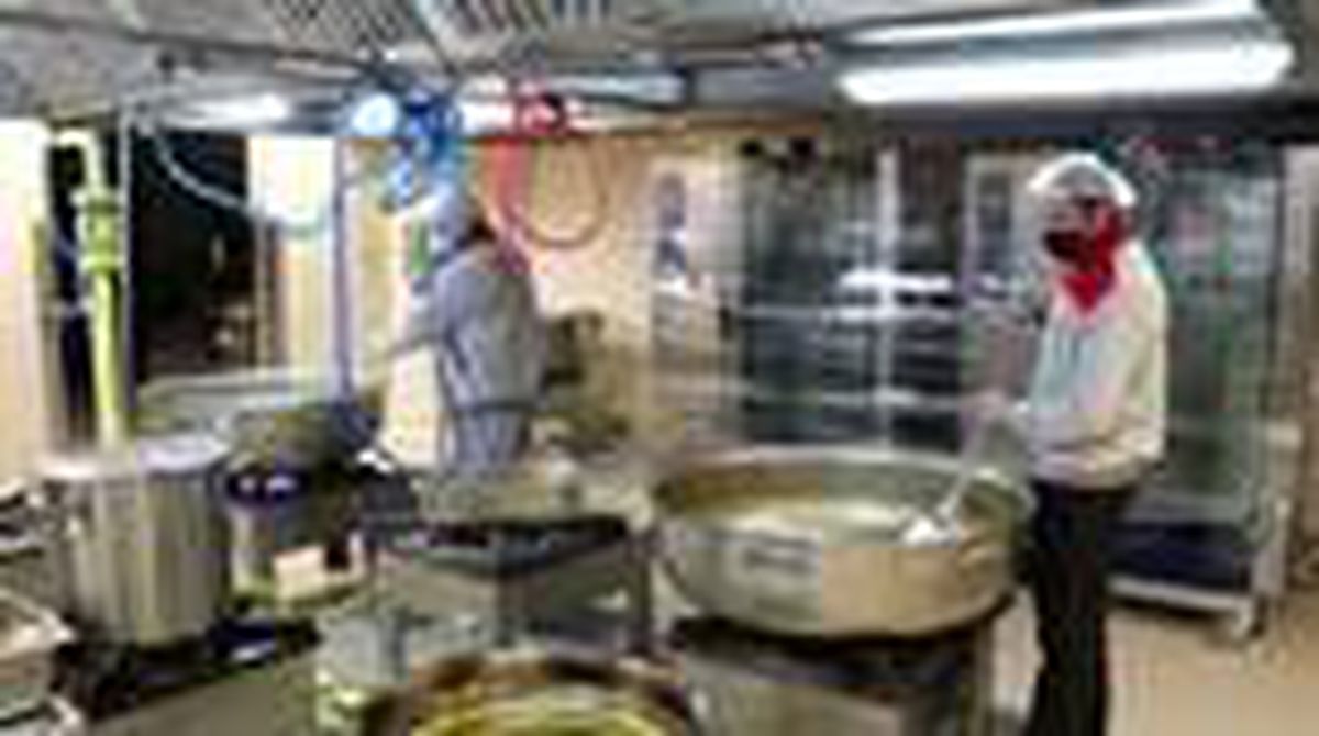 SDÜ, Kovid-19\'a yakalanan personeline sıcak yemek ikram ediyor