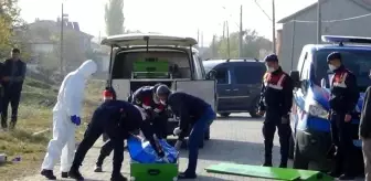 Sokak ortasında başından vurulmuş olarak bulunan gencin yanındaki boş kovanlar cinayet şüphesini doğurdu