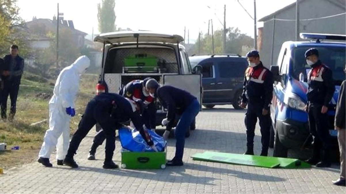 Sokak ortasında başından vurulmuş olarak bulunan gencin yanındaki boş kovanlar cinayet şüphesini doğurdu