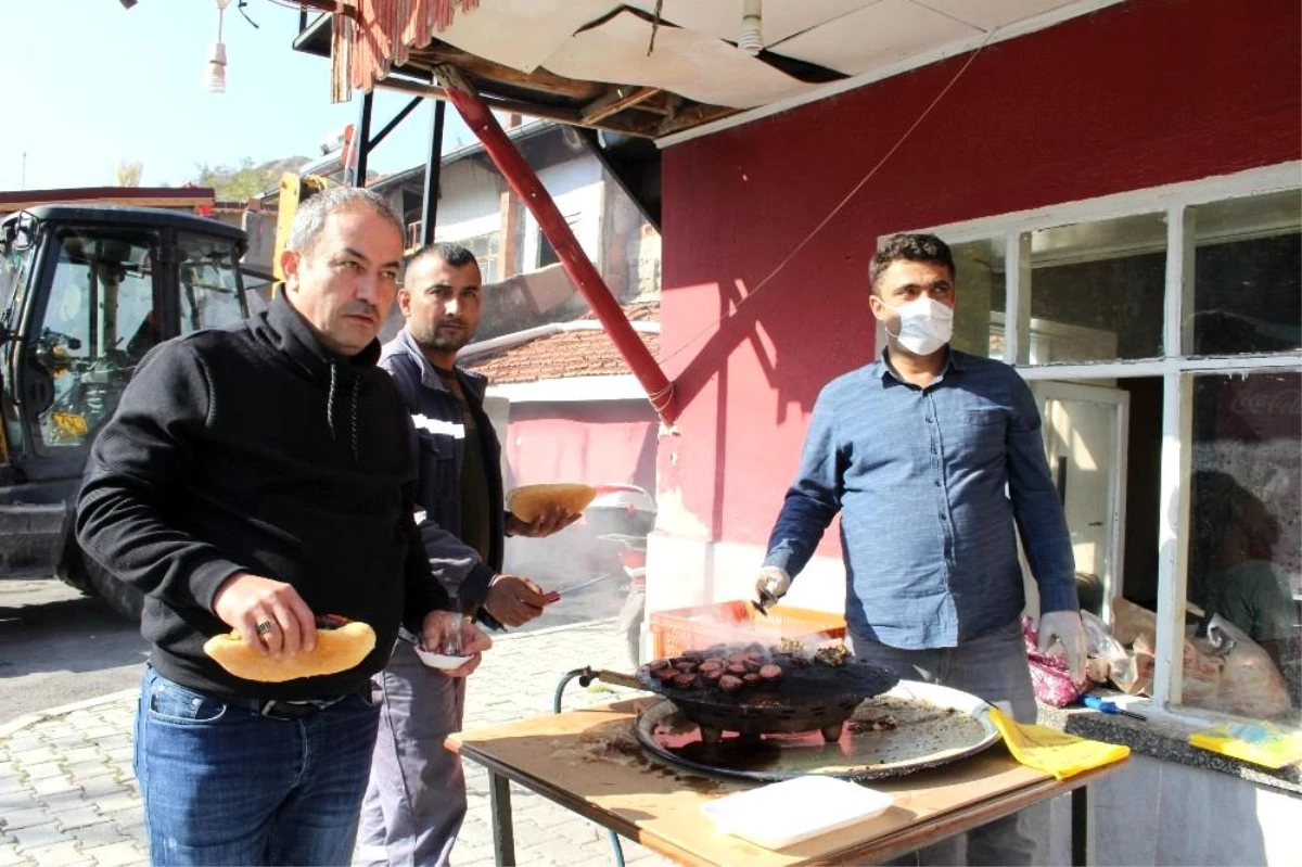 Uzun yıllar sonra mahallesine hizmet gelen muhtardan belediye işçilerine mangal ziyafeti