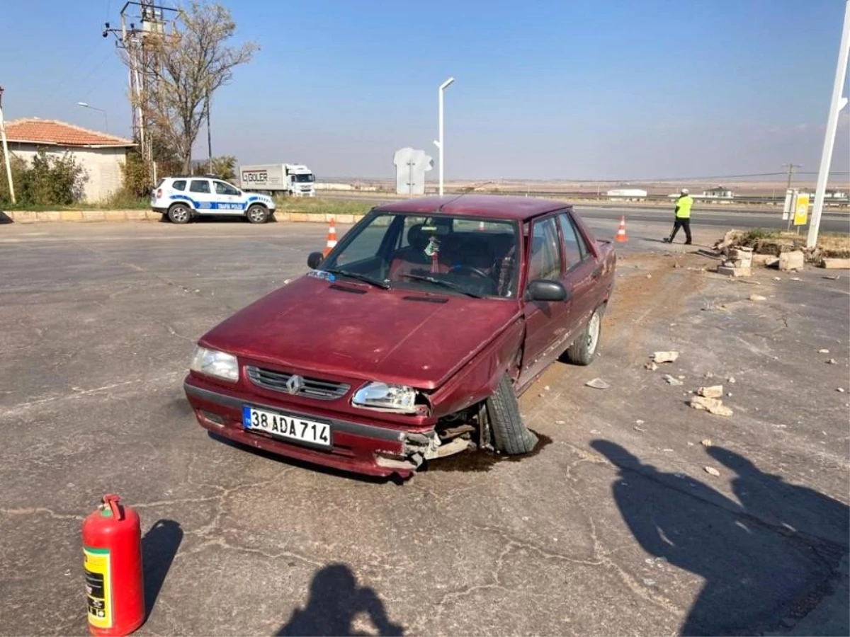 Yeşilhisar\'daki 4 kişinin hafif yaralandığı kaza anı güvenlik kamerasına yansıdı
