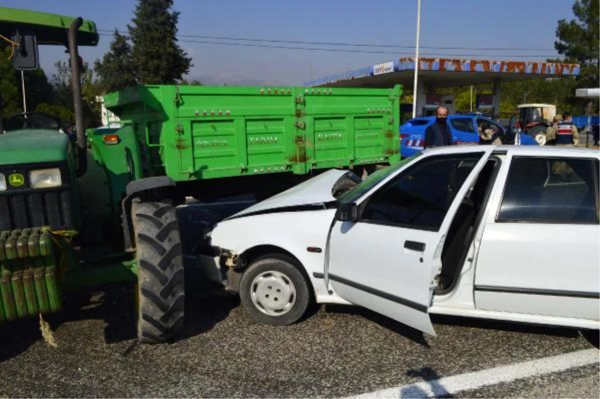 Adıyaman\'da otomobil ile traktör çarpıştı: 3 yaralı