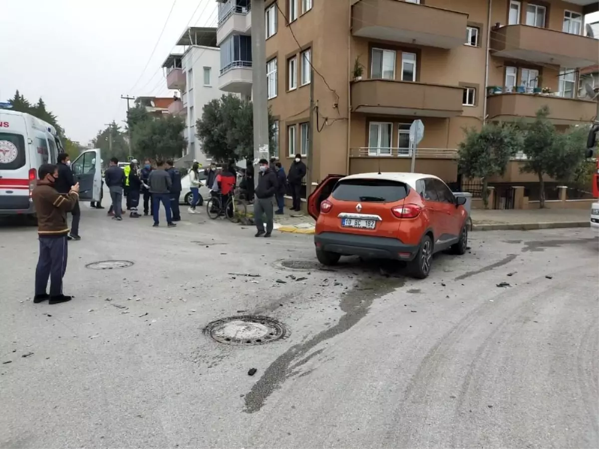 Son dakika haberi! Balıkesir\'de 2 aracın karıştığı trafik kazası