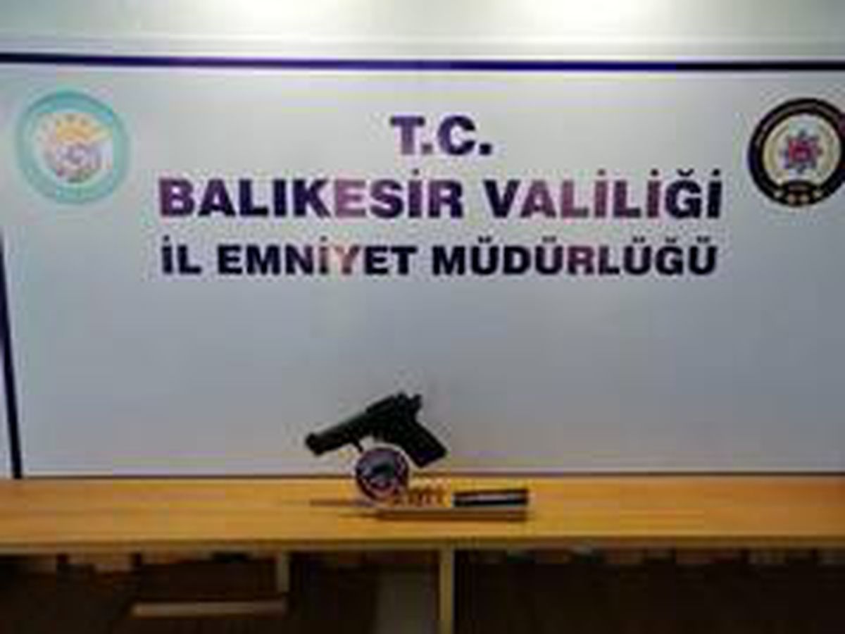 Balıkesir\'de polis 5 aranan şahsı yakalarken, 8 silah ele geçirdi