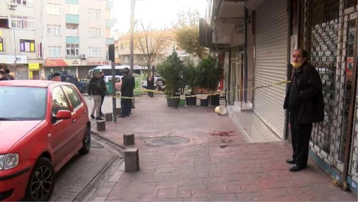 Beyoğlu\'nda bekçi bıçaklı saldırganı ayağından vurdu
