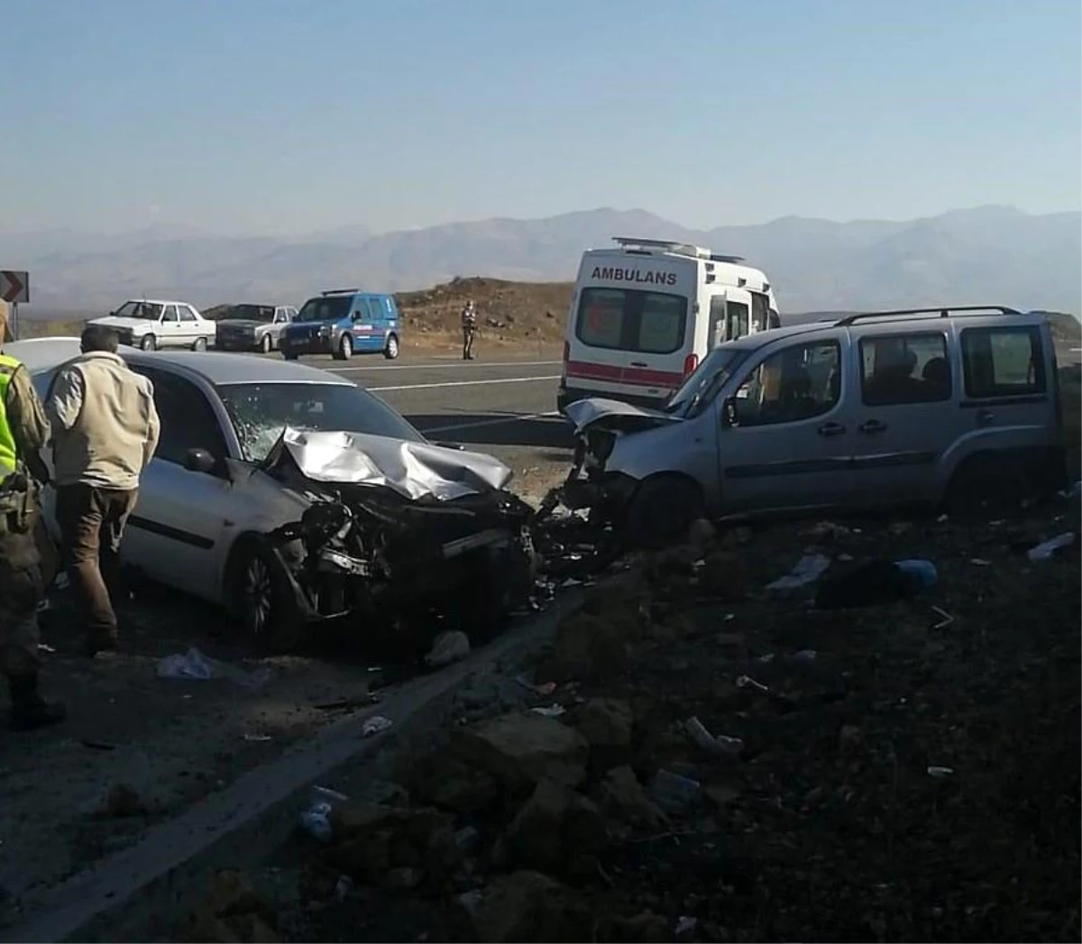 Elazığ\'da araçlar kafa kafaya çarpıştı: 1 çocuk öldü, 7 kişi yaralandı