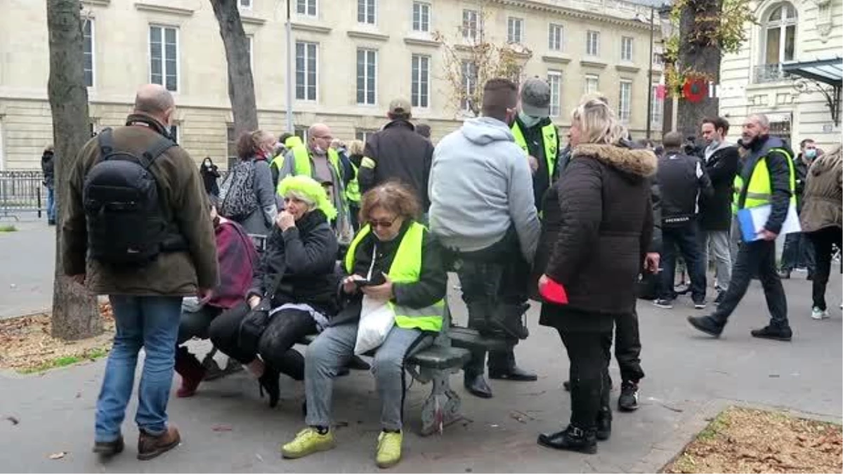 Fransa\'da Sarı Yelekliler gösterilerinin 2. yıldönümü için sokaklarda