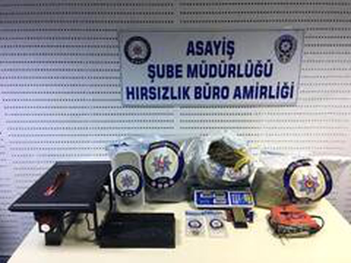 Hırsızlık şüphelilerinin evinden 2,5 kilogram esrar çıktı