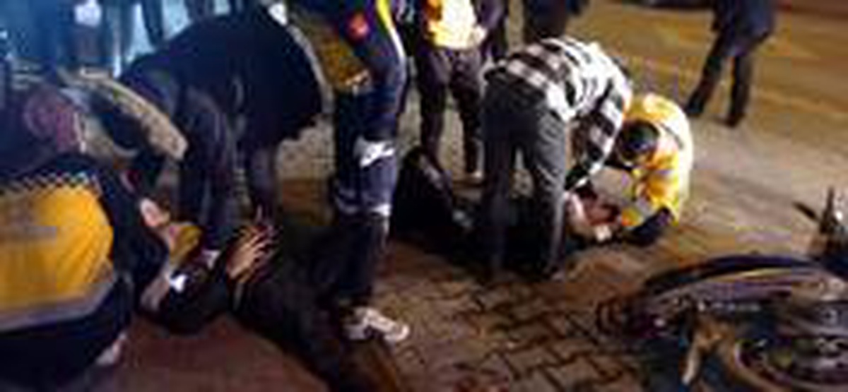 Kamyonet ile motosiklet çarpıştı: 3 yaralı