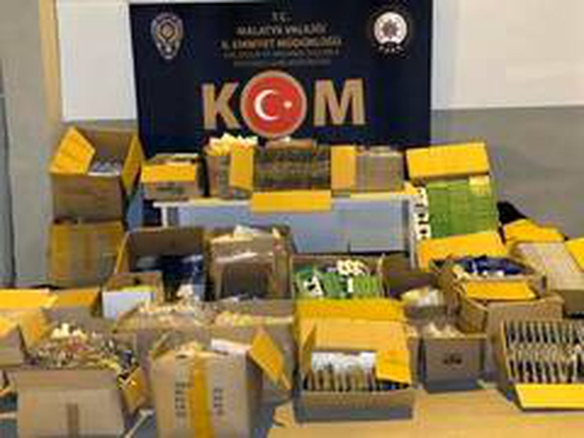 Malatya\'da binlerce kaçak telefon aksesuarı ele geçirildi