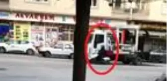 Son dakika haberleri: Motosikletin çekiciye çarpma anı kamerada