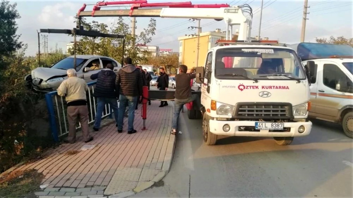 Otomobil tarlaya uçtu, sürücüsünün burnu bile kanamadı