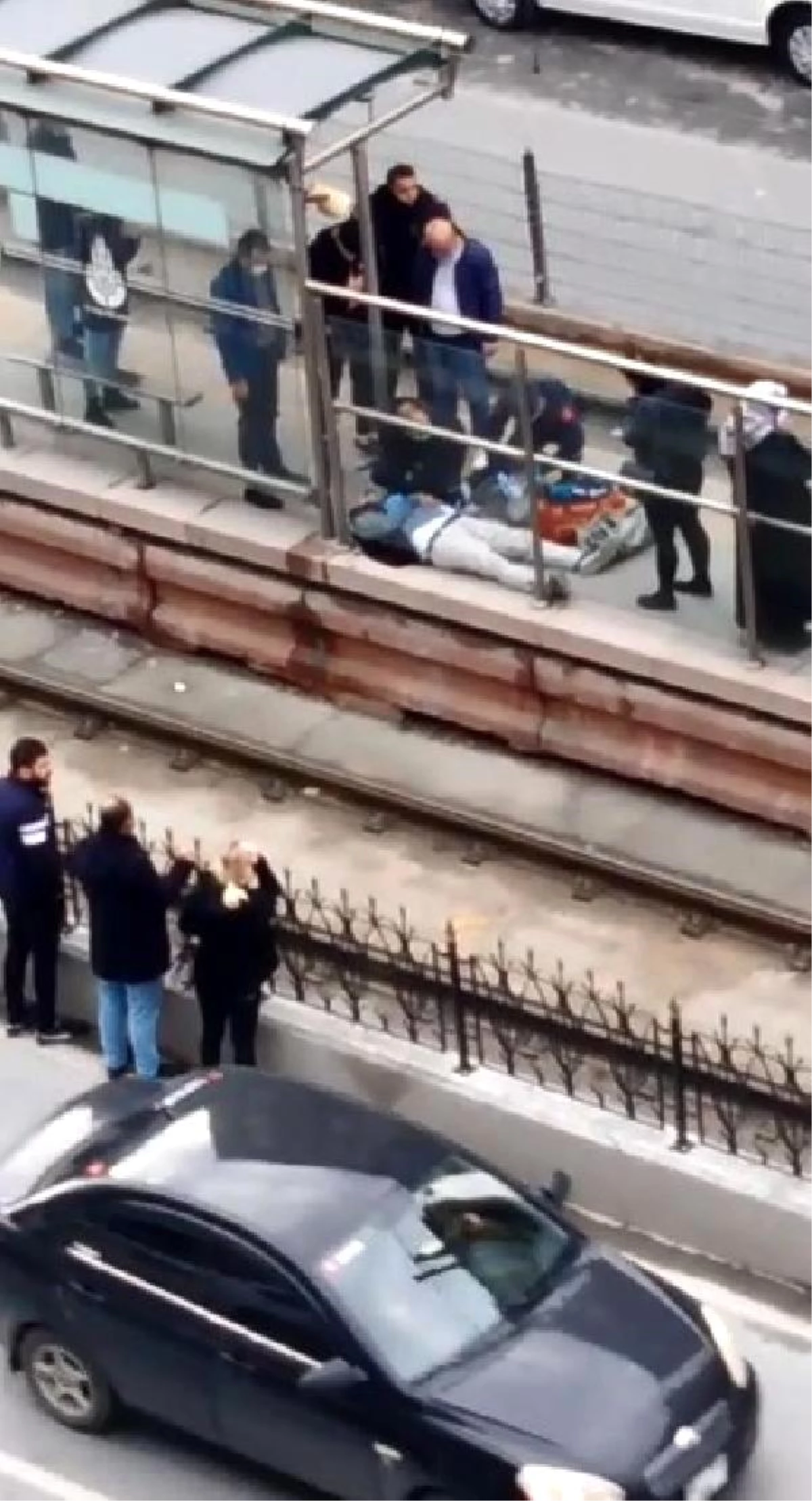 Son dakika! Sultangazi\'de tramvay beklerken kalp krizi geçiren kişi öldü
