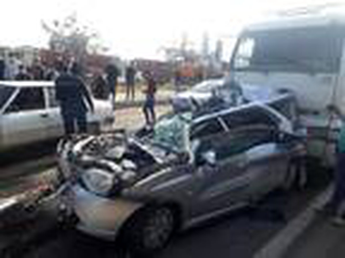 TIR\'a çarpan otomobile, arkadan gelen başka TIR çarptı: 2 yaralı