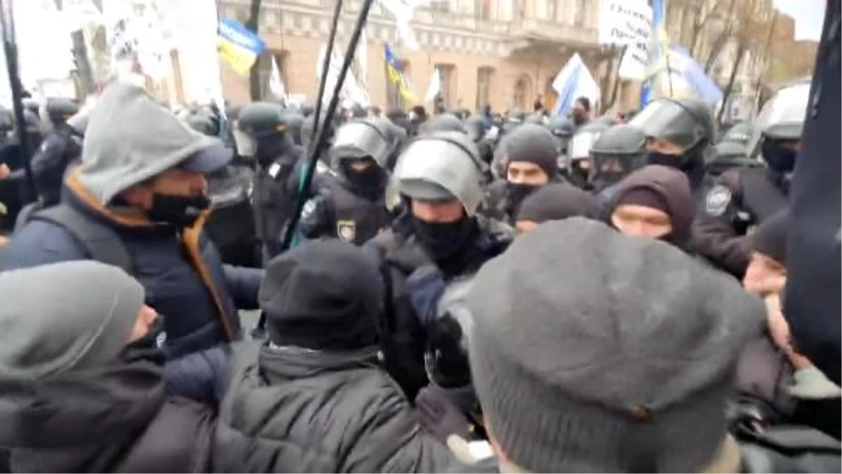 Son dakika haberi! Ukrayna\'da karantina protestosunda arbede
