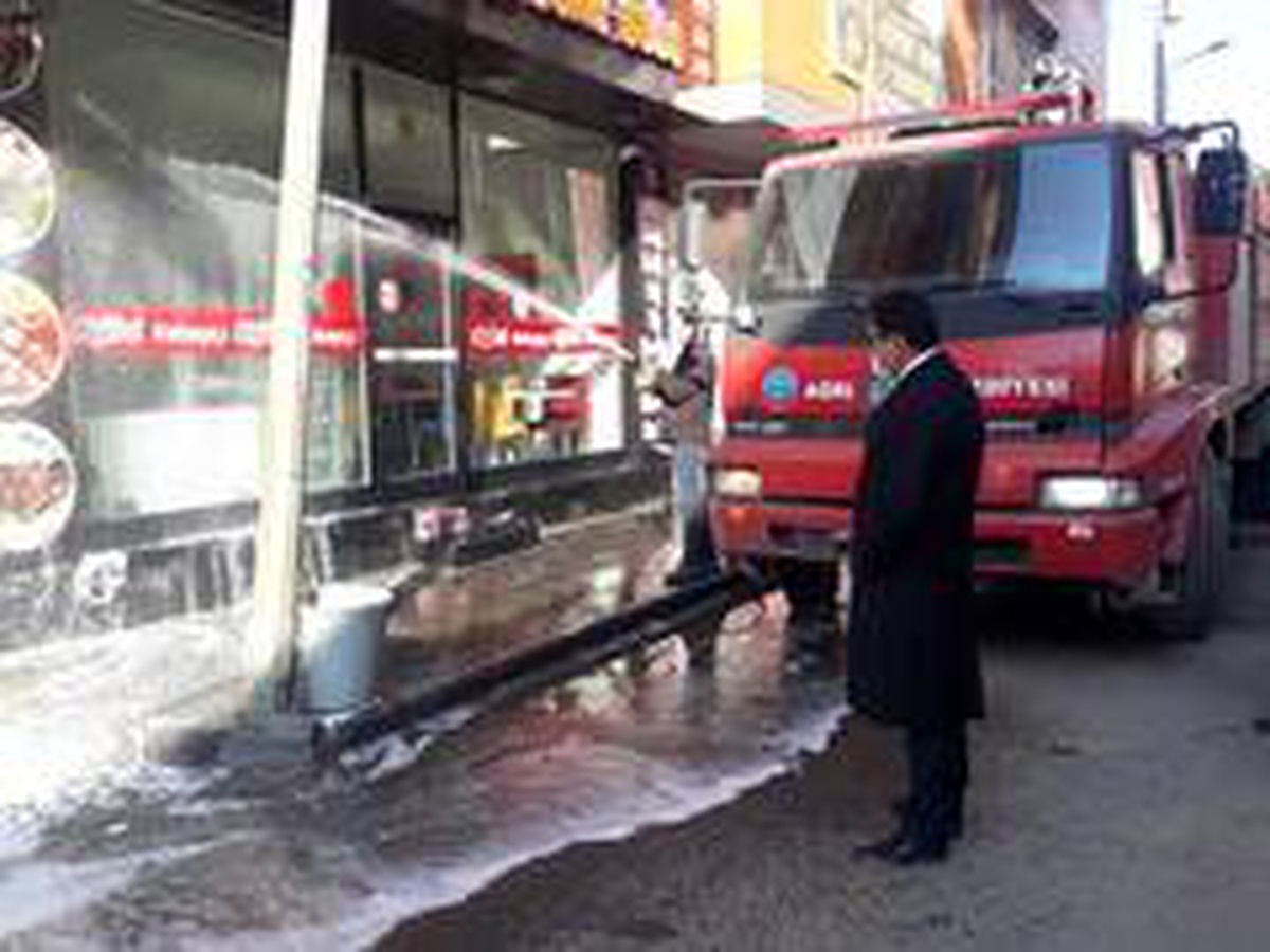Ağrı\'da cadde ve sokaklar korona virüse karşı sabunlu su ile yıkanıyor