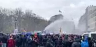 Son dakika... Almanya'da Kovid-19 politikasına karşı yapılan gösteriye polis müdahalesi (2)