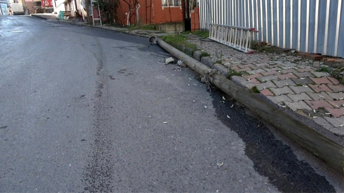 Arnavutköy\'de telefon direği sokakta bulunan aracın üstüne düştü