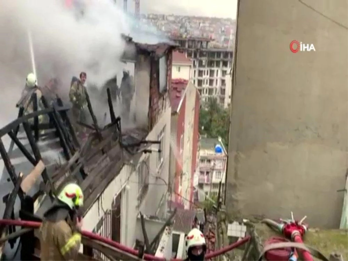 Beyoğlu\'nda korkutan çatı yangını, dumanlar kilometrelerce öteden görüldü