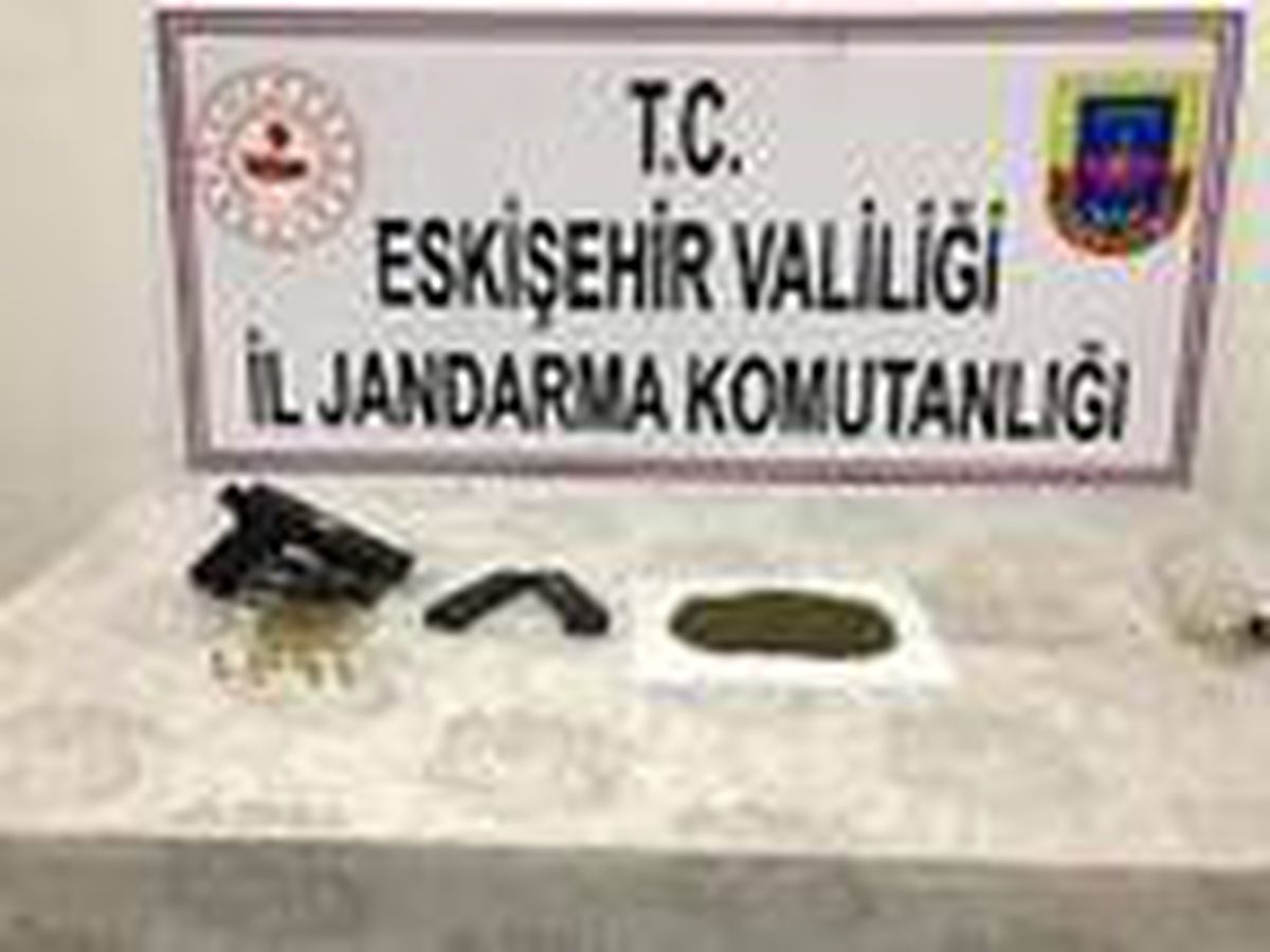 Direğe çarpan otomobilde tabanca ve uyuşturucu ele geçirildi