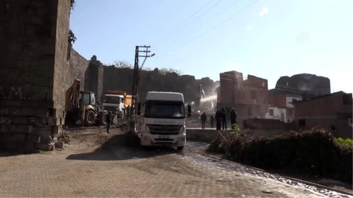 Diyarbakır Surlarının çevresindeki kaçak yapılar yıkılıyor