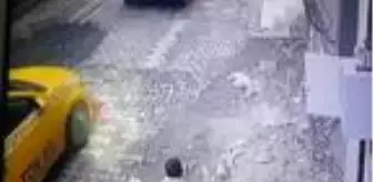 Esenyurt'ta feci kaza; sokakta oynayan 4 yaşındaki çocuk taksinin altında kaldı