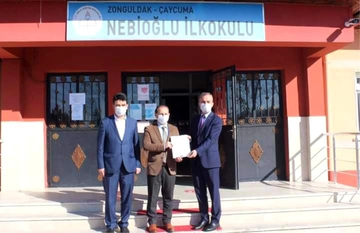 İlçe Milli Eğitim Müdürü Baş, okullara belgelerini verdi