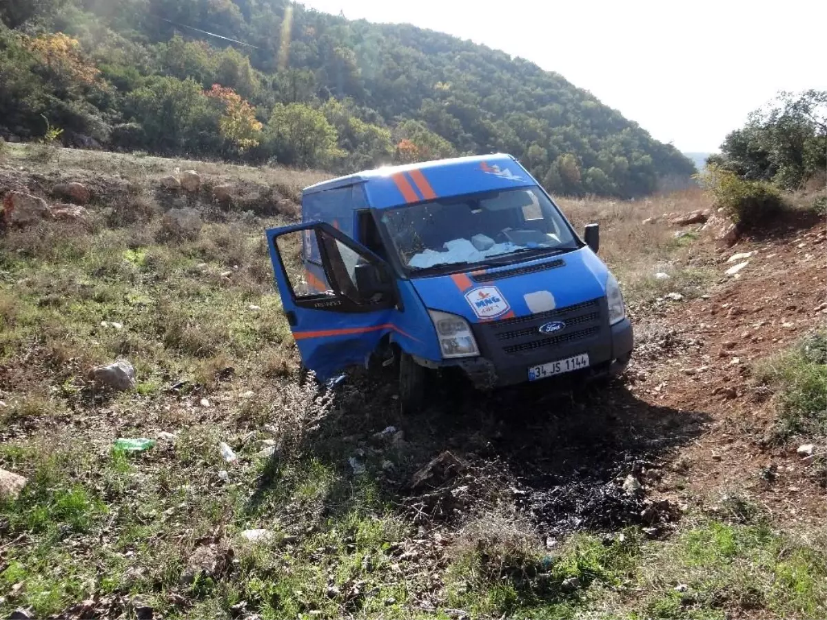 Kargo şirketine ait kamyonet şarampole uçtu; 2 yaralı