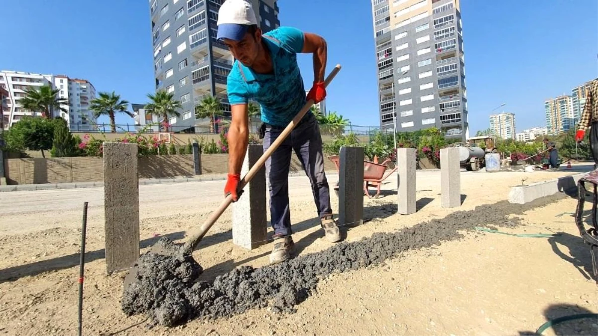 Mersin\'de yeni asfalt ve kaldırım çalışmaları sürüyor