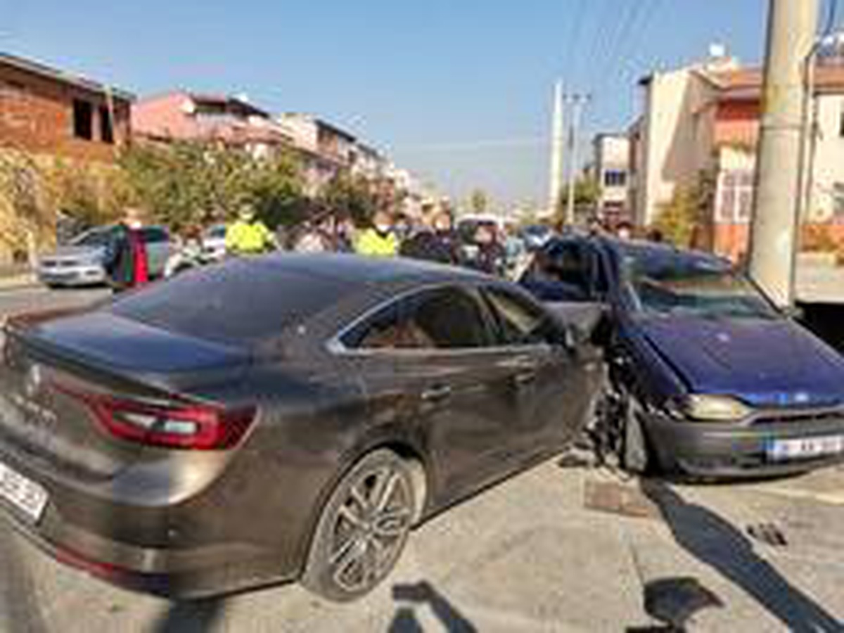 Son dakika haber... Otomobiller çarpıştı, hamile kadın hastaneye kaldırıldı