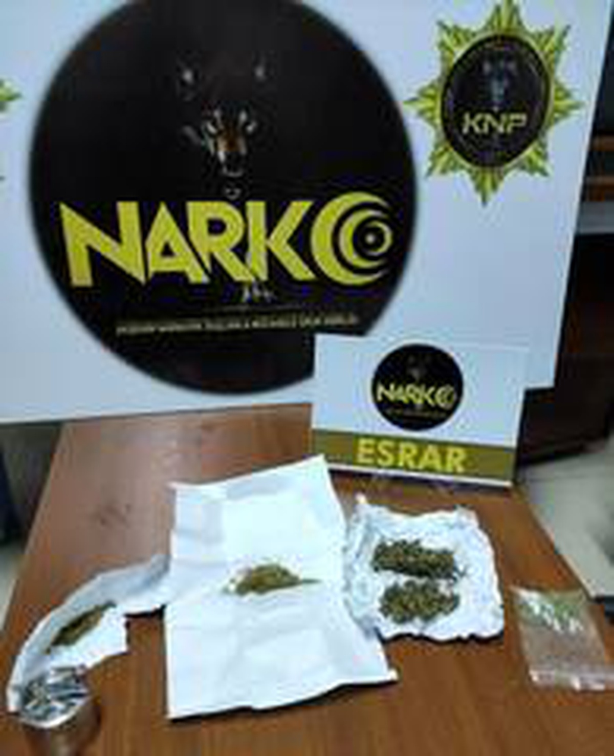 Uygulama noktasında kaçmak isteyen şahıslar 25 gram esrarla yakalandı