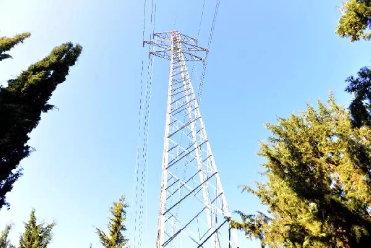 Yüksek gerilim hattında bakım-onarım çalışması yapan işçi akıma kapıldı