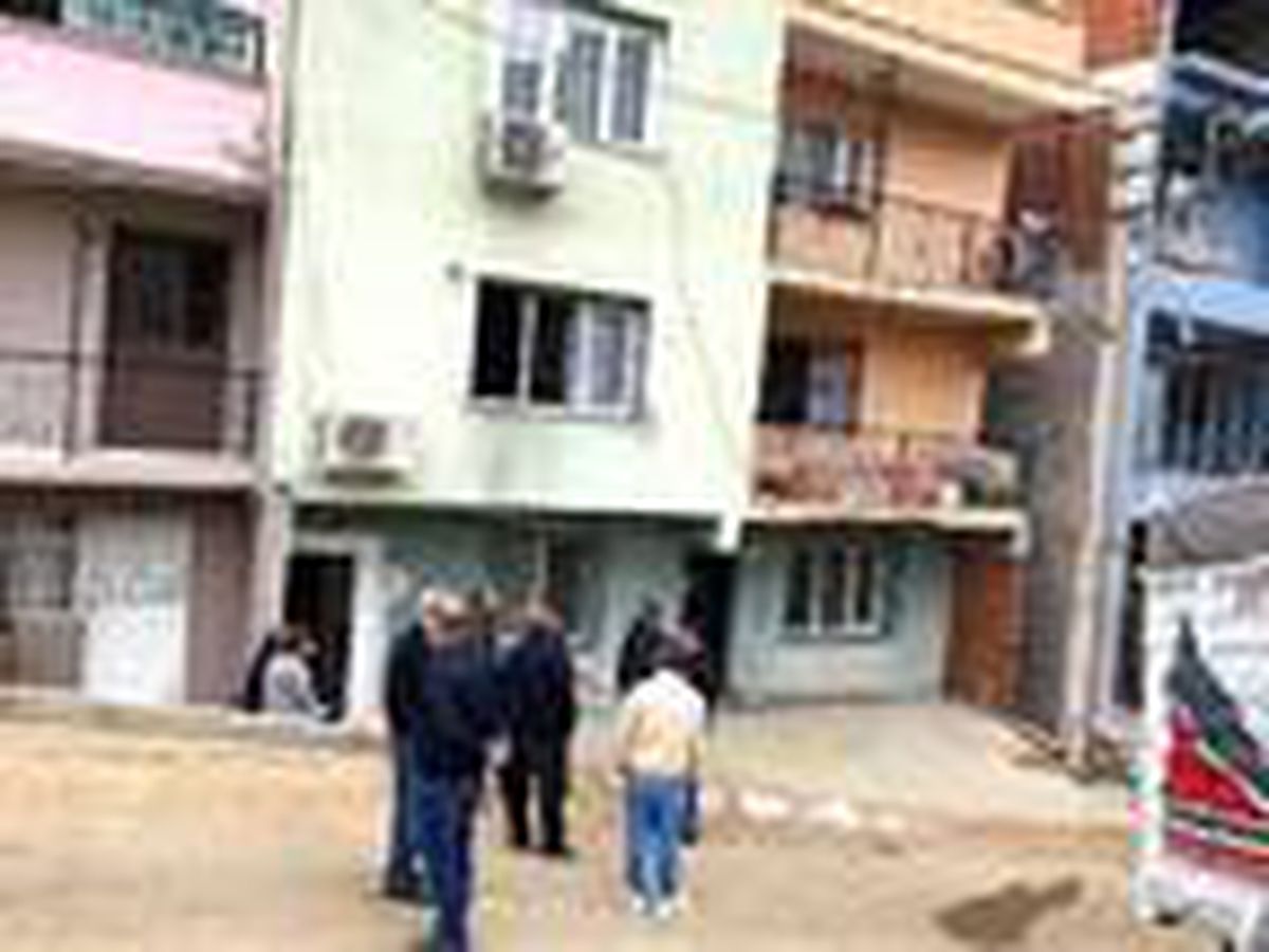 Birinci kattaki evinde çıkan yangında balkondan atlayan kadın yaralandı