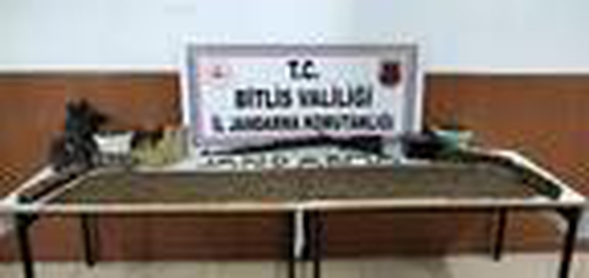 Bitlis\'te PKK\'nın toprağa gömülü silah ve mühimmatı bulundu