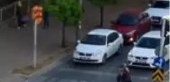 Cadde ortasına dizüstü oturdu, sürücüler şaşırdı