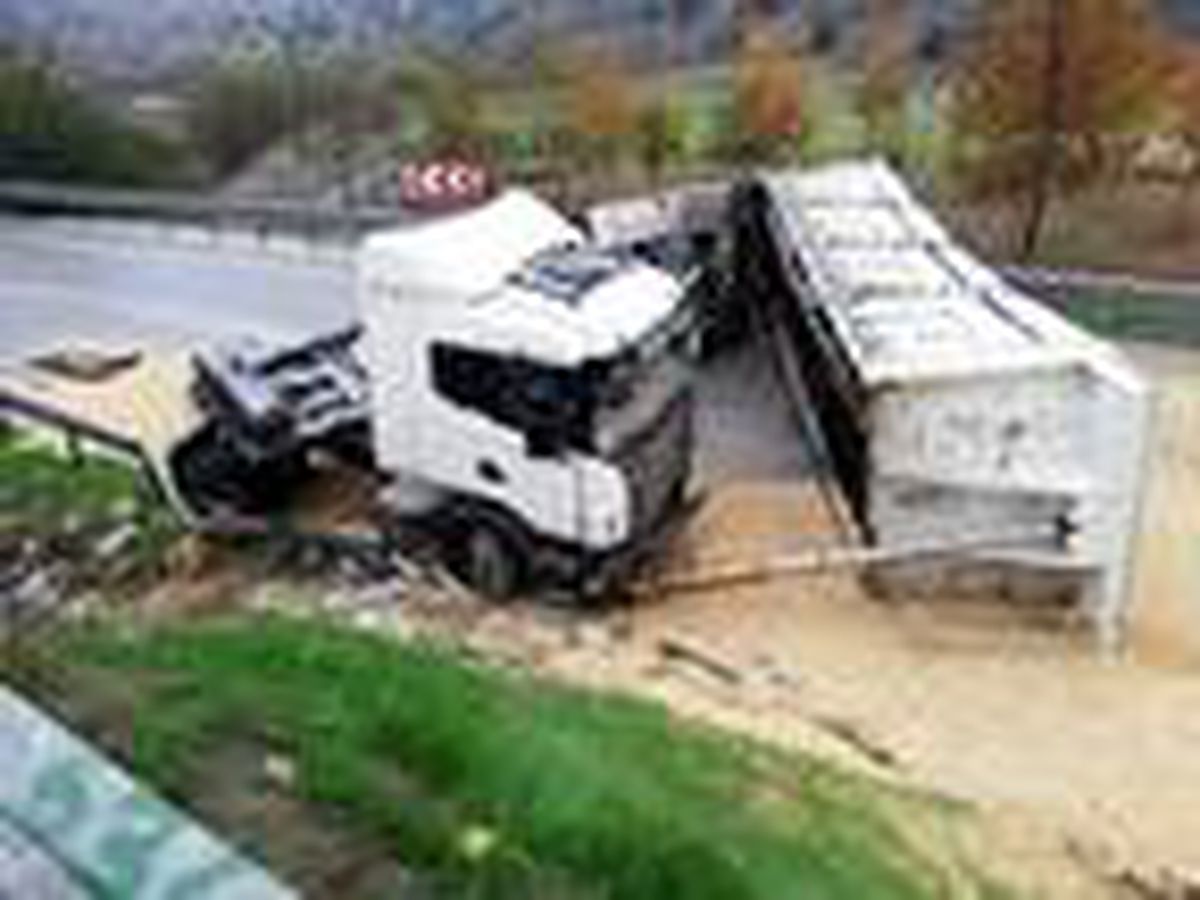Devrilen TIR\'ın sürücüsü yaralandı, tonlarca buğday yola saçıldı
