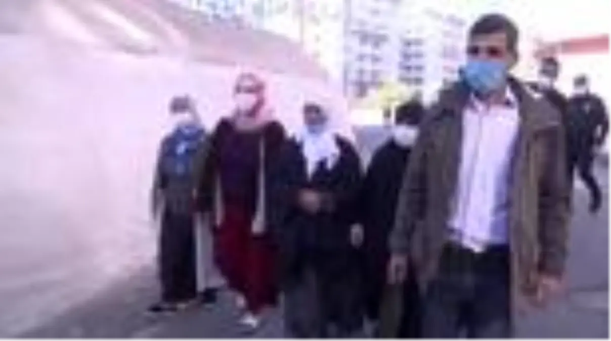 DİYARBAKIR - Diyarbakır\'daki evlat nöbetine bir aile daha katıldı