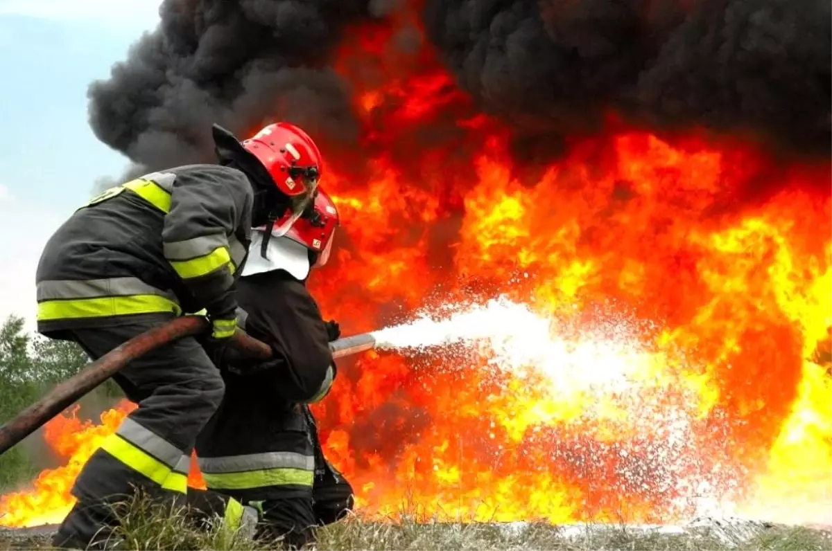 İran\'da petrokimya fabrikasında yangın: 1 ölü, 4 yaralı